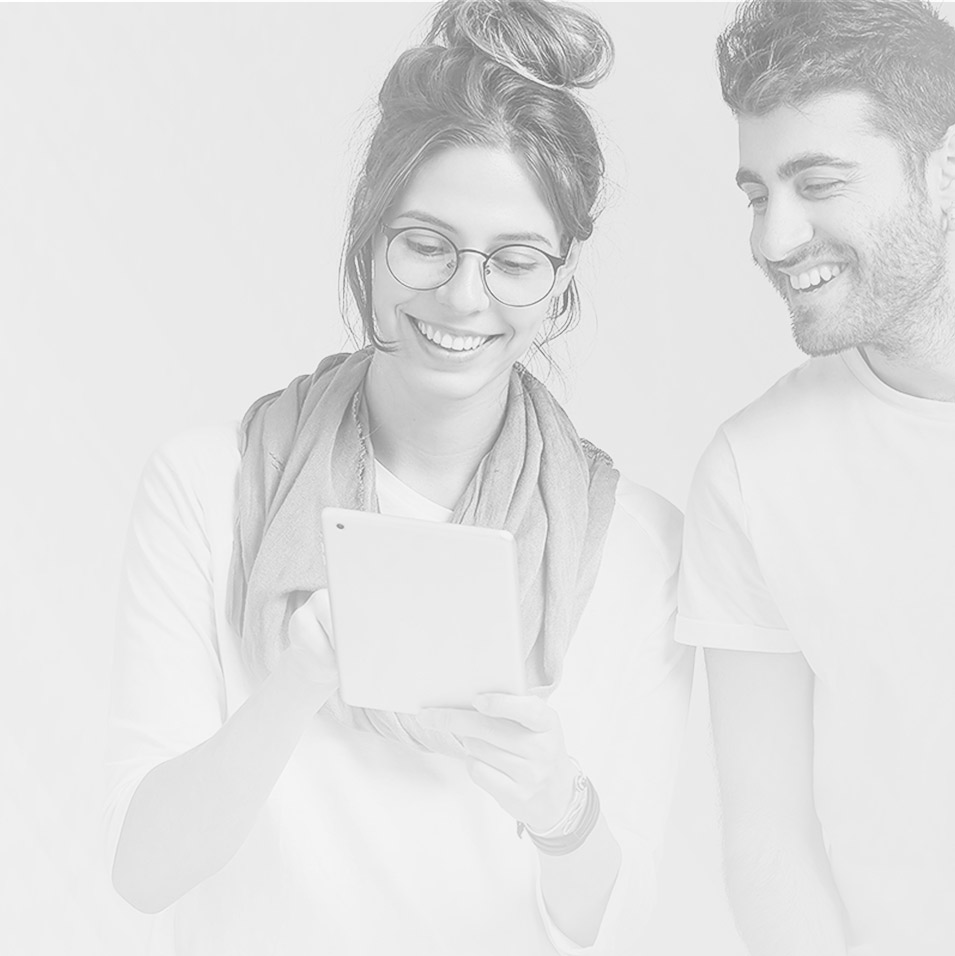 Frau und Mann schauen gemeinsam lachend auf ein Handy
